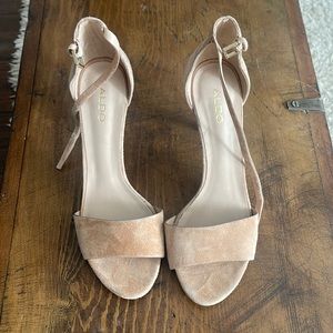 Woman’s Aldo heels